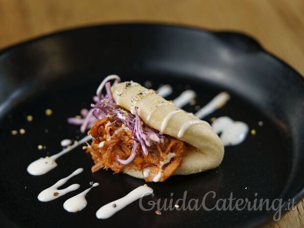 bao artigianali con pulled pork e cavolo viola allo yogurt